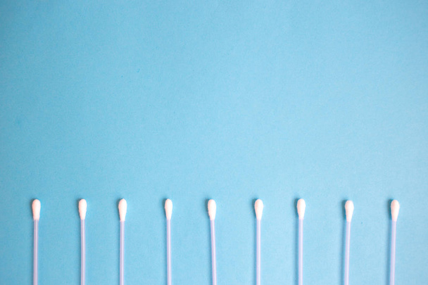 the pattern of the cotton buds on a blue background - Фото, изображение