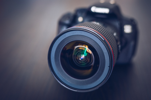 Dijital fotoğraf makinesi veya kamera objektifi lens yansımaları ile Dslr. Siyah arka plan dijital SLR objektif fotoğraf makinesi veya Video lens yakın çekim - Fotoğraf, Görsel