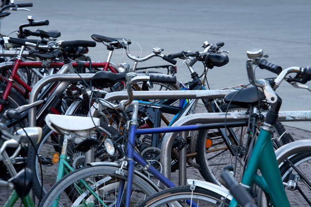 Χαοτική ποδηλάτων/χώρος στάθμευσης σε μια πόλη - μεταφορές, συγκοινωνίες - κλεμμένα ποδήλατα, παλιά ποδήλατα, ποδήλατο κλοπή - αντίγραφο χώρου - Φωτογραφία, εικόνα