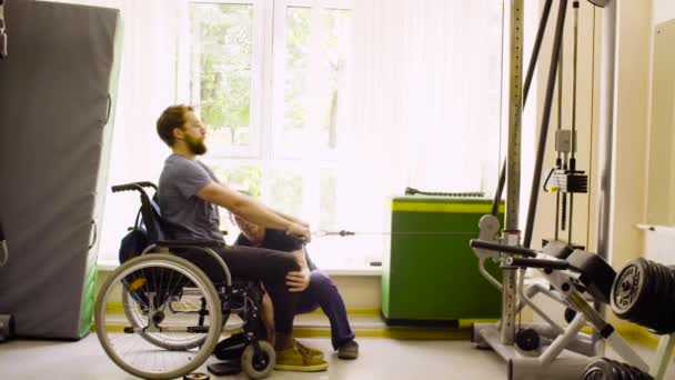 Behinderter Mann im Rollstuhl macht Handübungen - Filmmaterial, Video
