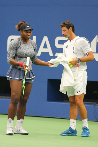 NEW YORK - AUGUST 22, 2018: Grand Slam champion Serena Williams talks with her coach Patrick Mouratoglou during practice at the 2018 US Open at Billie Jean King National Tennis Center - Foto, Imagem