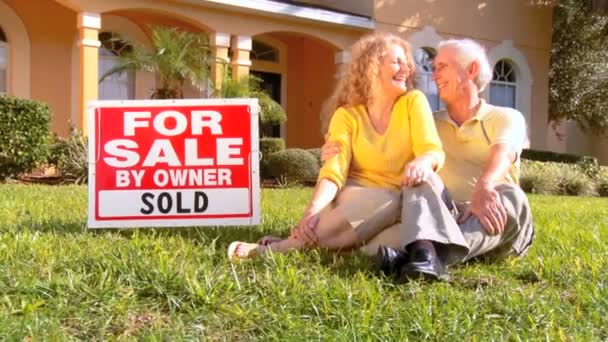 aantrekkelijke senior koppel enthousiast over hun pensioen onroerend goed eigendom verplaatsen - Video