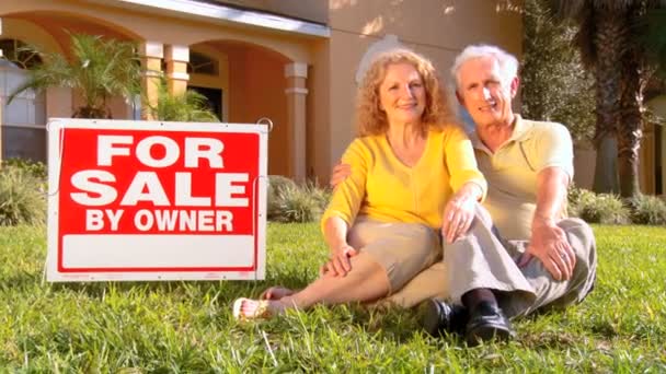 aantrekkelijke senior koppel enthousiast over hun pensioen onroerend goed eigendom verplaatsen - Video