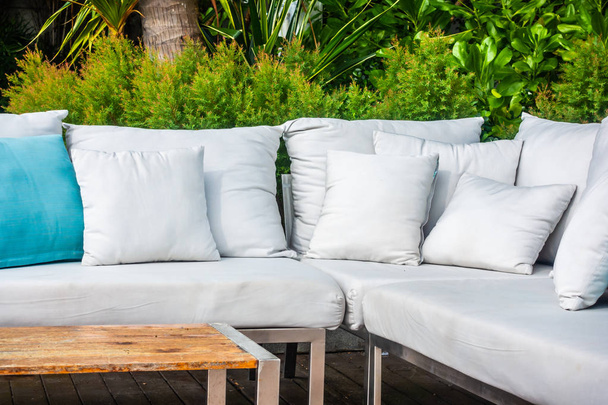 Cómoda almohada en la decoración del sofá patio al aire libre con vista tropical y la naturaleza
 - Foto, Imagen