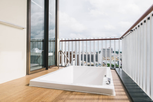 schöne weiße Badewanne und Jacuzzi-Badewanne Dekoration Außenseite Balkon oder Terrasse - Foto, Bild