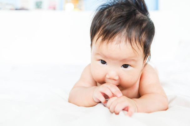 asiatisch baby mädchen mit hand im mund - Foto, Bild