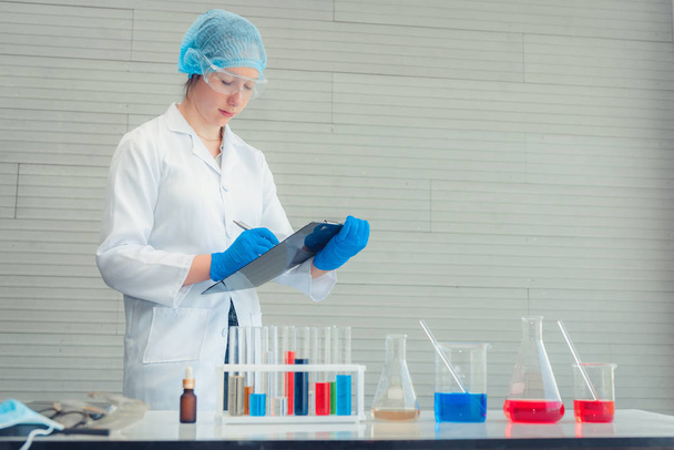 Medizinforscher nimmt chemisches Ergebnis im Laborraum zur Kenntnis. - Foto, Bild