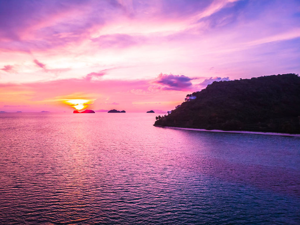 Ilmakuva kauniista trooppisesta rannasta ja merestä palmulla ja muulla puulla koh samui saarella Thaimaassa auringonlaskun aikaan lomalle ja matkalle
 - Valokuva, kuva