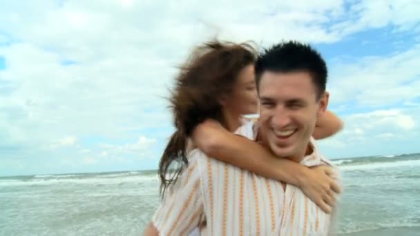 δύο νέοι στην αγάπη, έχοντας τρελή διασκέδαση στην παραλία - Πλάνα, βίντεο