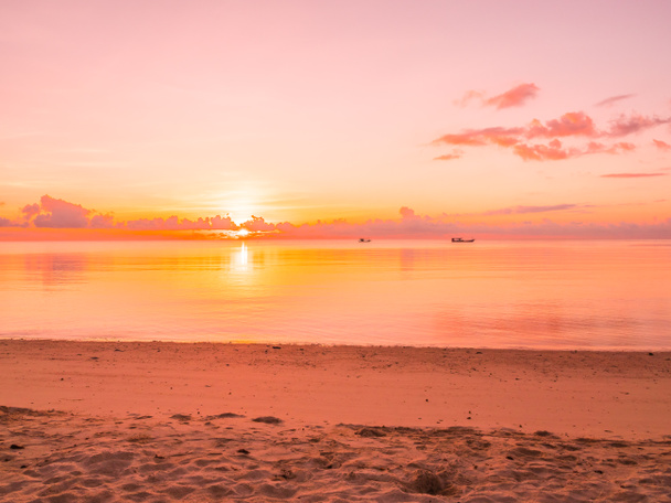 Пляжный и океанский пейзаж с облаками и небом на восходе или закате солнца для путешествий и отдыха
 - Фото, изображение