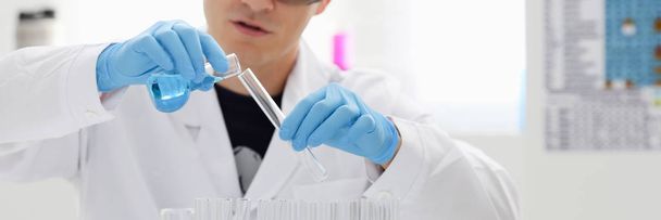 Mužské chemik drží zkumavky skla v - Fotografie, Obrázek