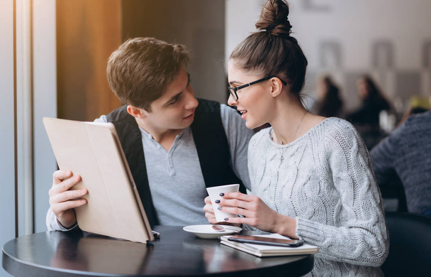 Парень и девушка на встрече в кафе - Фото, изображение