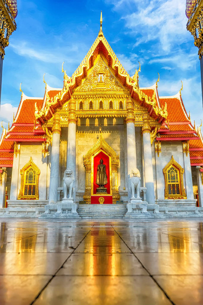 Een mijlpaal van Wat Benchamabophit Dusitwanaram in Bangkok, Thailand. Een plek die iedereen in elke godsdienst kan worden bekeken. - Foto, afbeelding