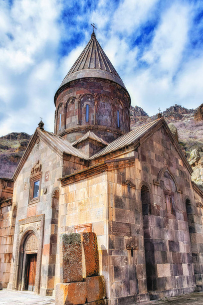 Котайк, Армения - 10 апреля 2017 года: Монастырь Гегард является архитектурным сооружением в Котайкской области Армении. включён в список Всемирного наследия ЮНЕСКО
. - Фото, изображение