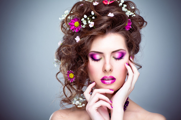 Young beautiful woman with flowers in her hair and bright makeup - Photo, Image