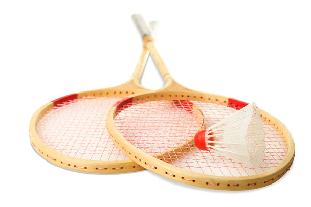 Schläger und Federball zum Badmintonspielen isoliert auf weiß. Konzeptsport. - Foto, Bild