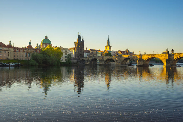Река Влтава с небоскребом в Чехии
. - Фото, изображение