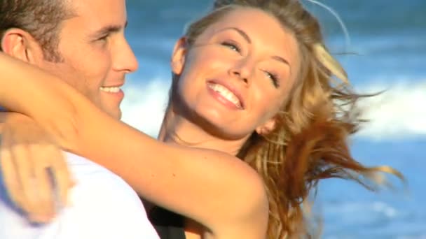 δύο νέοι στην αγάπη που απολαμβάνετε το χρόνο στην παραλία, νωρίς το πρωί μετά από μια κοινωνική νύχτα έξω - Πλάνα, βίντεο