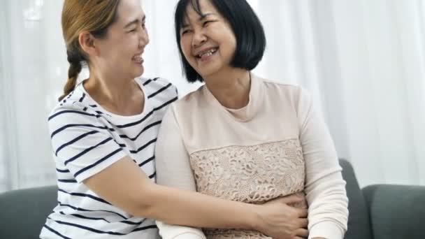 4 k gelukkig Aziatische vrouw knuffelen senior vrouw, Multi generatie van Aziatische vrouwelijke, 60 fps - Video
