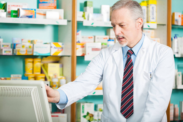 Portrait of a pharmacist using a computer - Фото, зображення