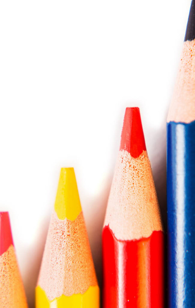 Crayons de couleur isolés sur fond blanc, vue macro. Vue d'en haut
. - Photo, image