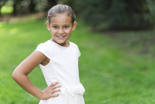 Smiling beautiful girl outdoors in white dress  - Foto, Imagem