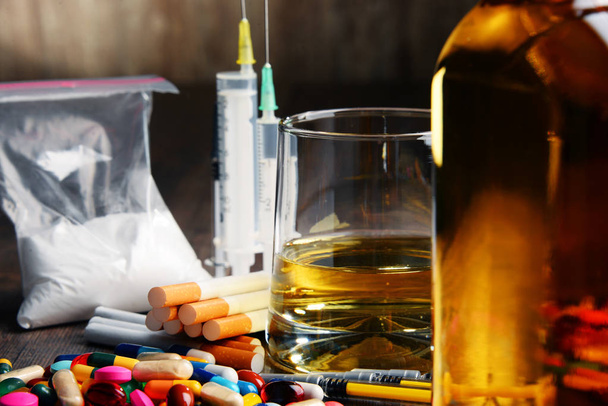 Verslavende stoffen, waaronder alcohol, sigaretten en drugs. - Foto, afbeelding