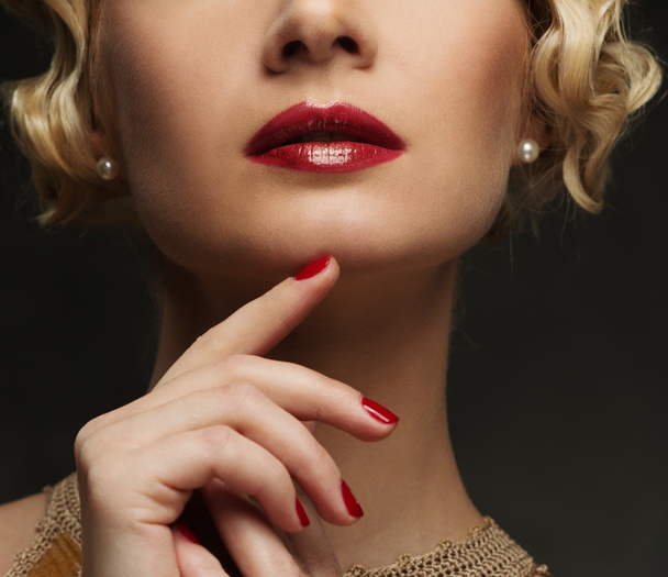 Toma cerca de cara hermosa mujer con labios rojos - Foto, afbeelding