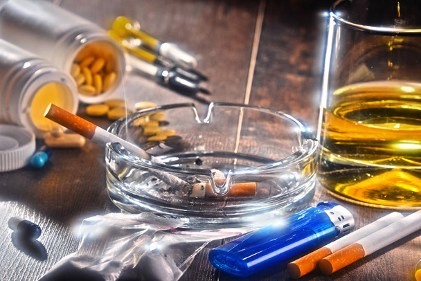 Sustancias adictivas, incluyendo alcohol, cigarrillos y drogas. - Foto, imagen