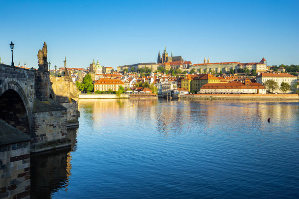 Prag şehir manzarası ile Charles Köprüsü Prag, Çek Cumhuriyeti. - Fotoğraf, Görsel