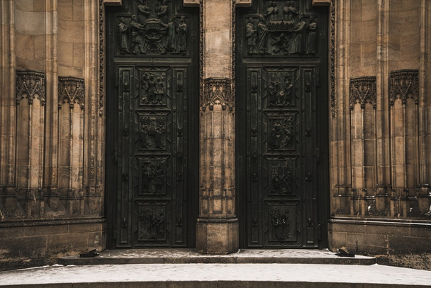 Portas da catedral gótica de São Vito em Praga, República Checa
 - Foto, Imagem