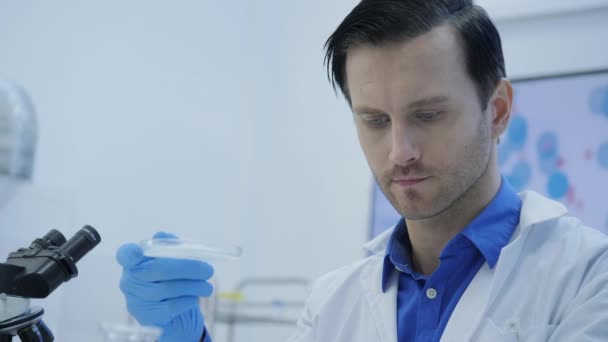 Medische onderzoekers mixen Rookvrije verbindingen in een petrischaal. - Video