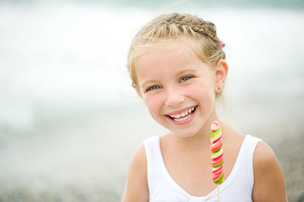Little girl on the beach - Zdjęcie, obraz