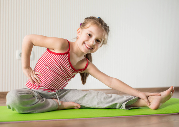 Little girl doing gymnastic exercises - Foto, Imagem