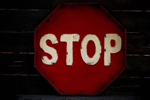 Stoppschild, Gefahr, erhöhte Aufmerksamkeit, Vorsicht. die Symbole, die das Risiko kennzeichnen - Foto, Bild