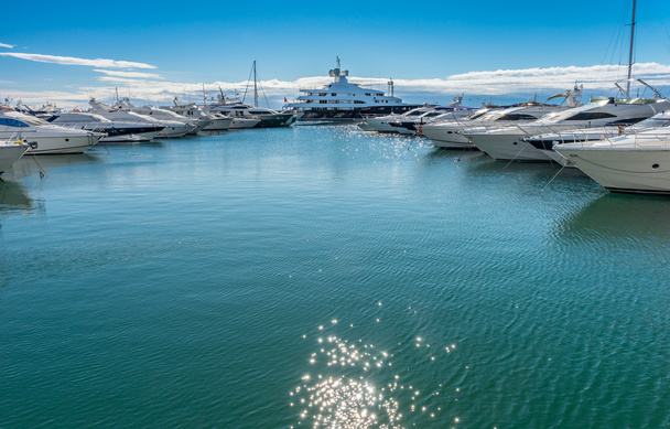 Super jachtów w puerto banus - Zdjęcie, obraz