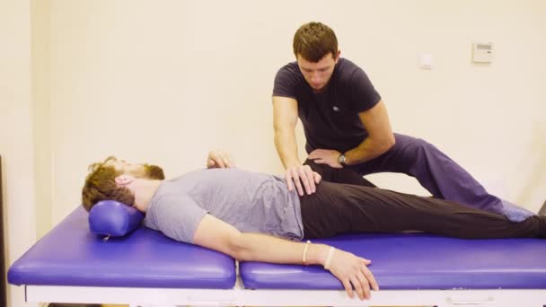 Médico haciendo ejercicios de estiramiento para el hombre incapacitado
 - Metraje, vídeo