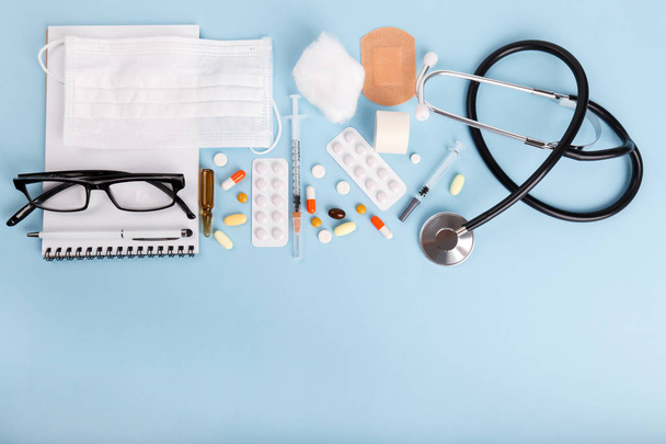 Objetos médicos flat lay azul fundo seringas pílulas e ampola - Foto, Imagem
