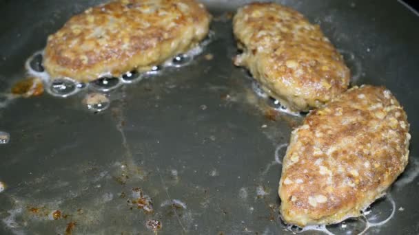Deliciosas costeletas caseiras suculentas são cozidas em uma frigideira. Em óleo borbulhante. Foco seletivo. Close-up
. - Filmagem, Vídeo