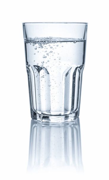 sklenice vody izolované na bílém - Fotografie, Obrázek