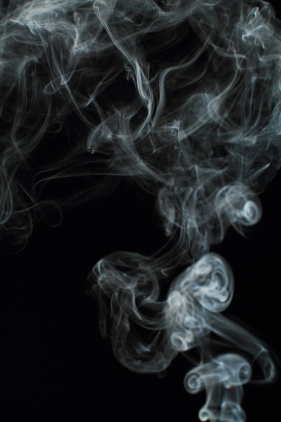 Texture fumée blanche sur fond noir - Photo, image