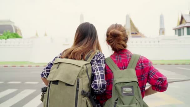 Movimiento lento - Viajero mochilero Asiático mujeres lesbianas lgbt pareja viajar en Bangkok, Tailandia. Feliz joven mujer pasar el viaje de vacaciones en el punto de referencia increíble y disfrutar de su viaje en la ciudad tradicional
. - Imágenes, Vídeo