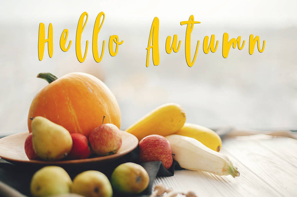 こんにちは、秋本文、季節のグリーティング カードの概念。秋の署名を歓迎します。カボチャ、ズッキーニ、リンゴ、梨光で白い木製のテーブルに。秋の収穫 - 写真・画像