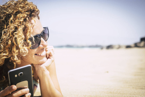 жінка насолоджується на пляжі, слухаючи музику
  - Фото, зображення