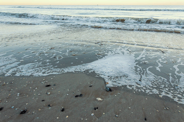 Plages de sable fin de Rimini peu après l'aube en hiver
 - Photo, image