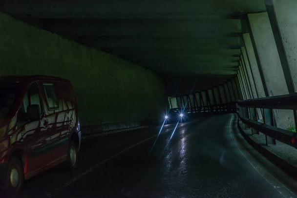 Tunnel automobile dans les Alpes avec trafic venant en sens inverse, Autriche
 - Photo, image