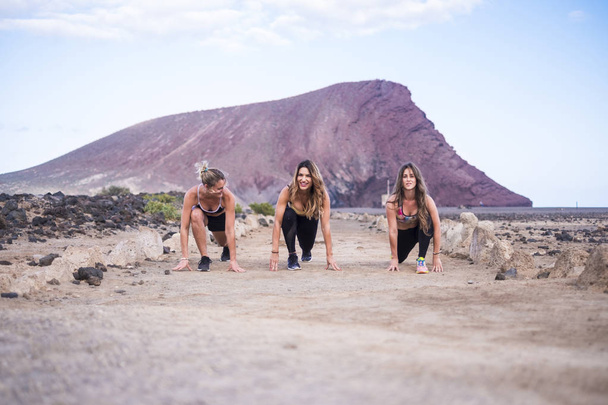три молодые девушки бегуны готовы начать и бежать для тяжелой тренировки и фитнеса
  - Фото, изображение