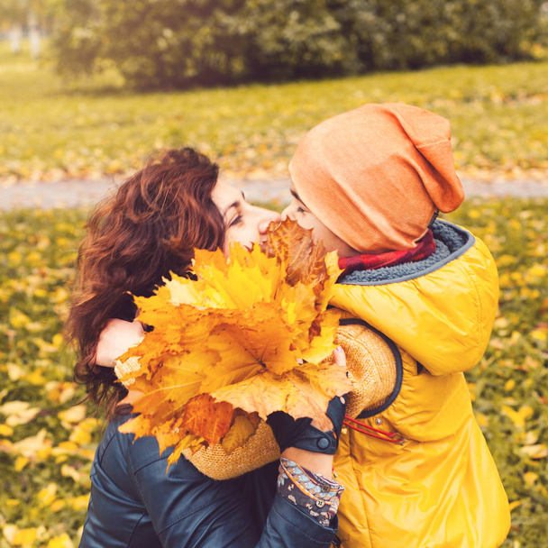 Madre e hijo, retrato de otoño
 - Foto, imagen