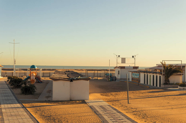 冬の夜明けの直後にリミニの砂浜 - 写真・画像