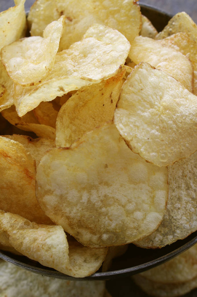 картофельные чипсы на столе
 - Фото, изображение